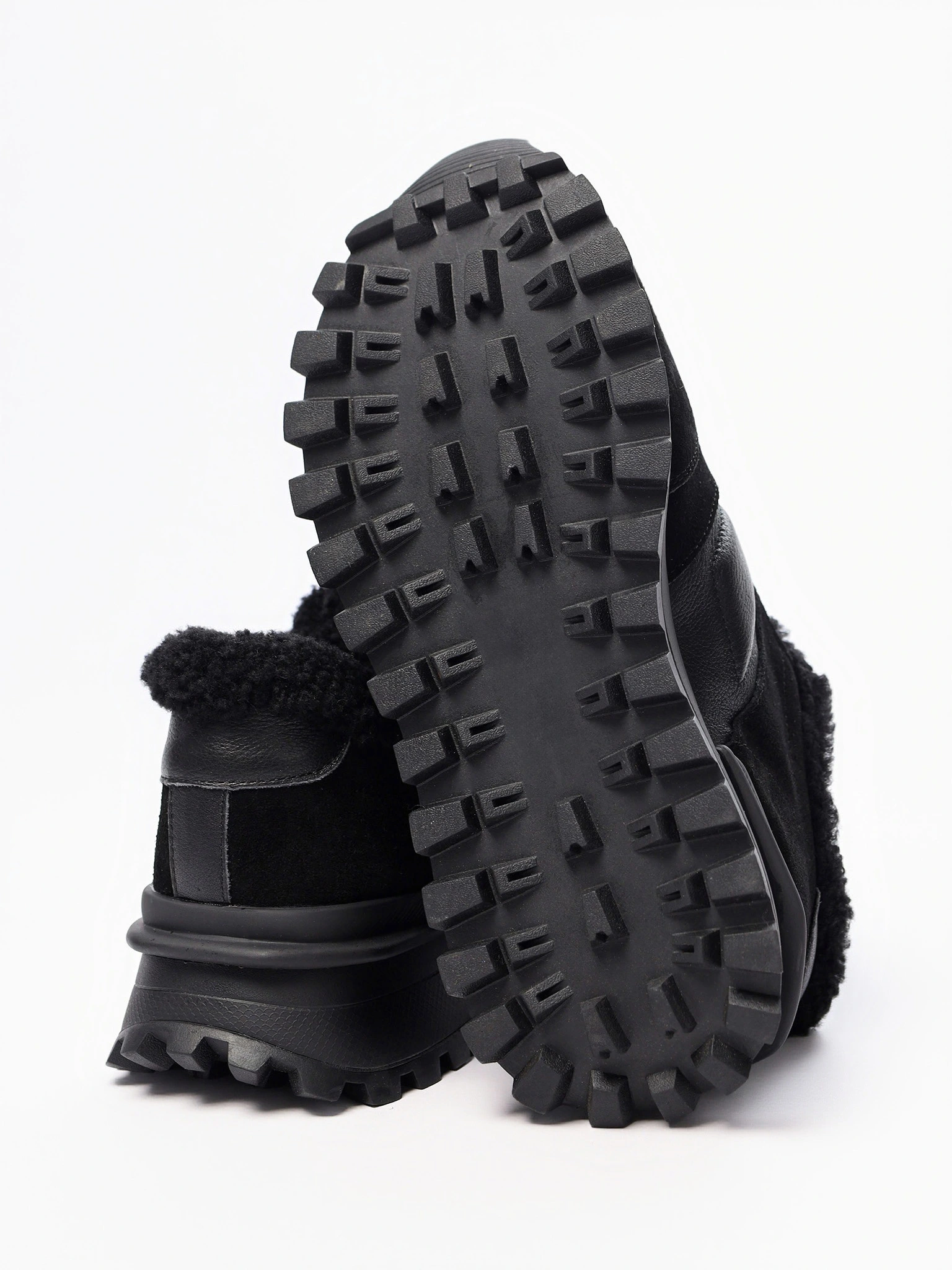 Кроссовки комбинированные черного цвета на рельефной подошве